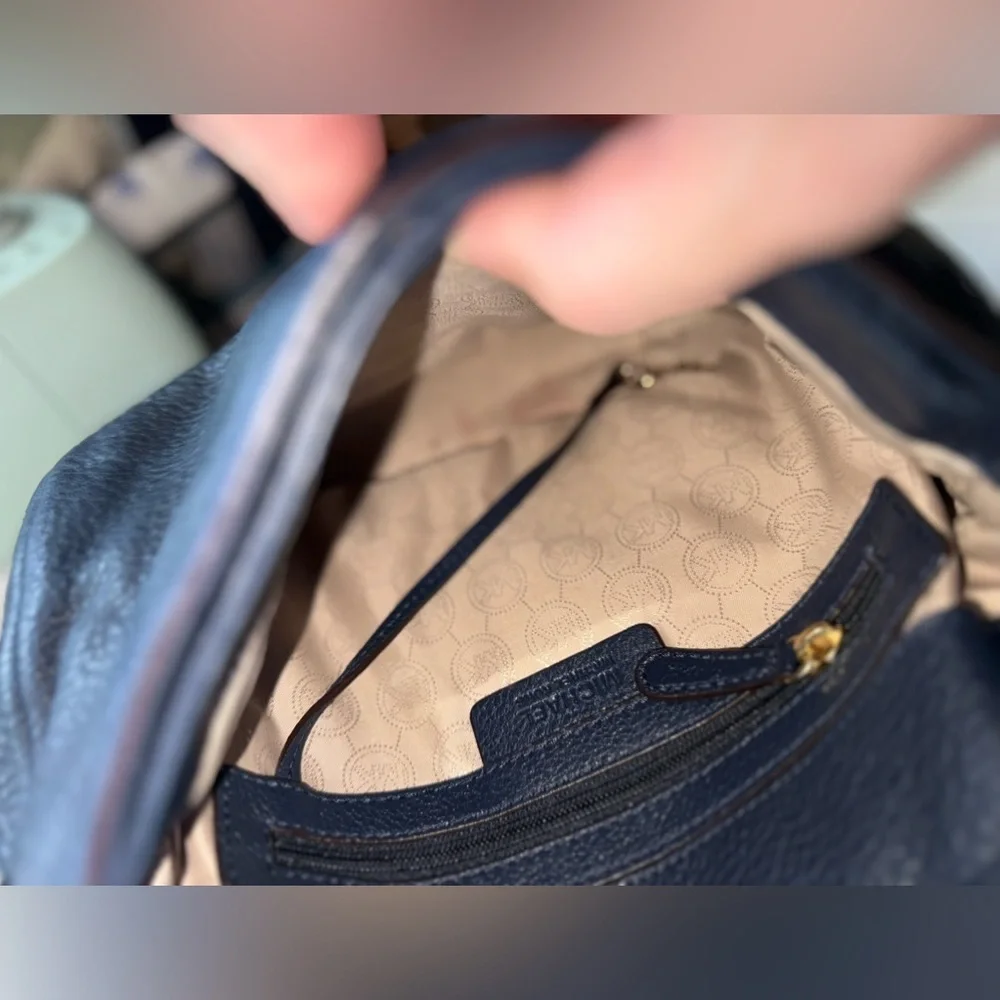 MICHAEL KORS women’s navy blue pebble leather bedford tassel shoulder bag - Picture 8 of 13